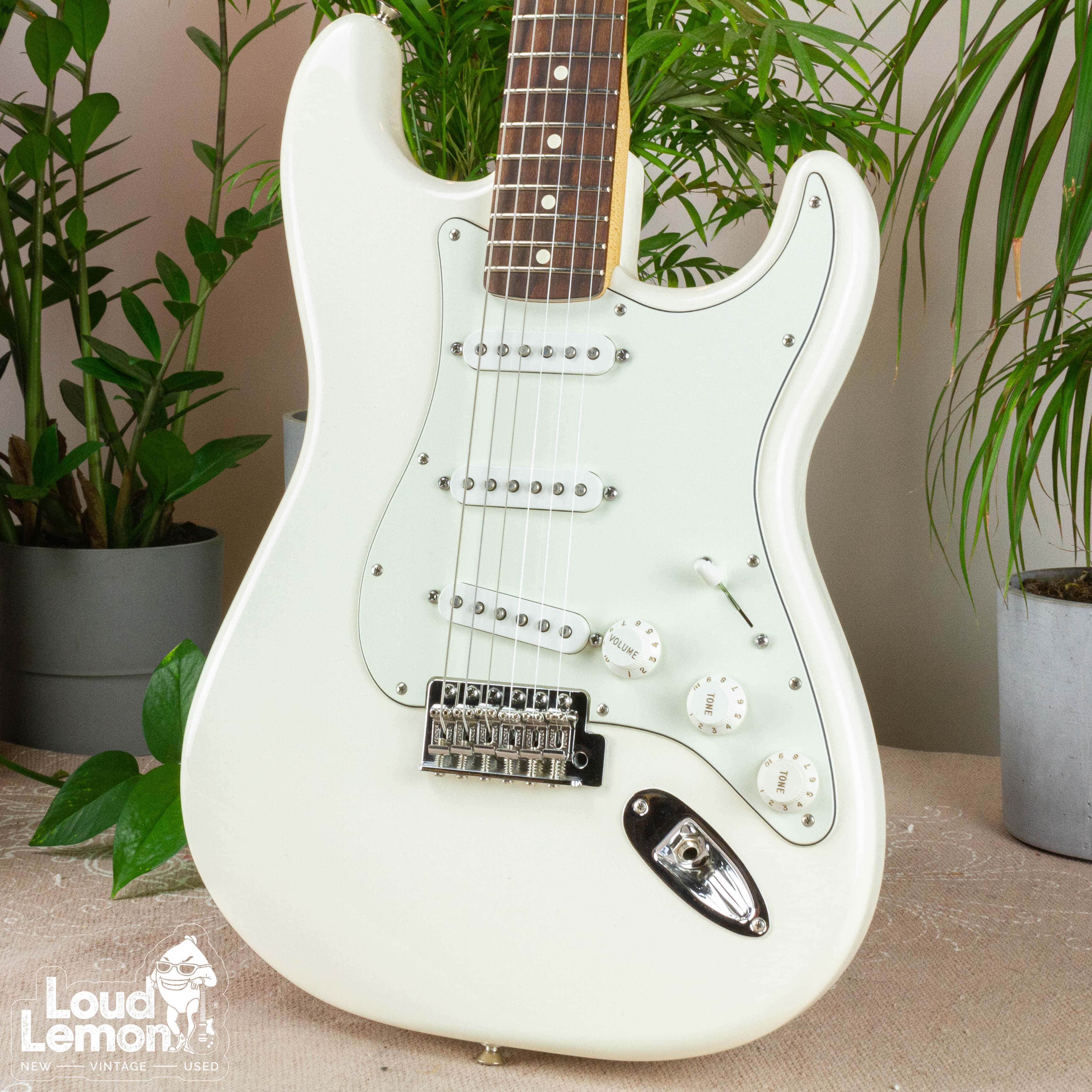 Fender stratocaster shop mexico white